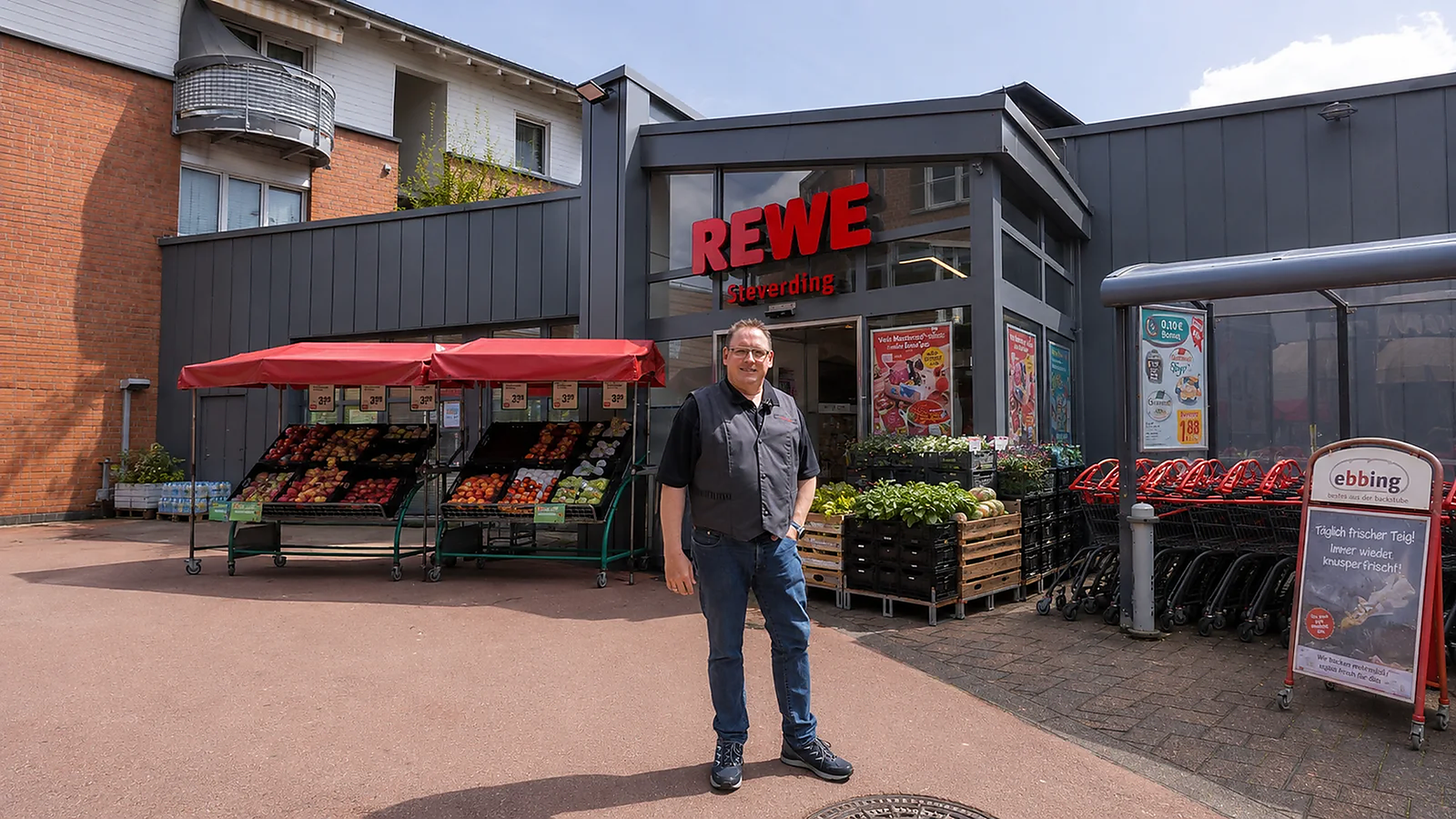 Christoph Steverding vor seinem REWE-Markt in Rhede